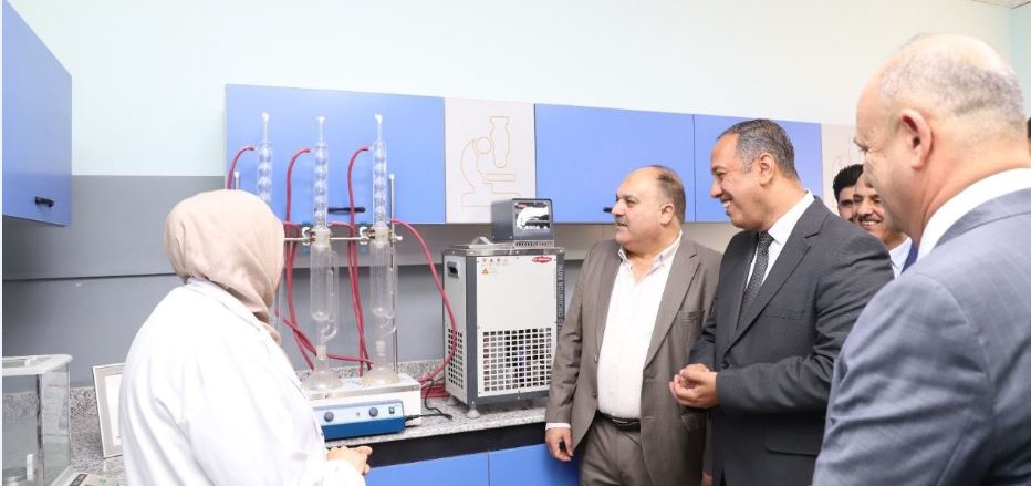 رئيس جامعة الأنبار يفتتح عدداً من المختبرات العلمية في قسم علوم الحياة