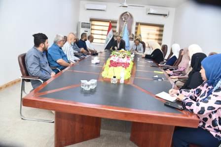 The Dean of the College of Engineering holds a consultative meeting with the administrative staff at the college
