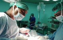 تدريسي في كلية الطب يقوم باجراء  ثلاثة عمليات  فوق الكبرى لفتح الصدر
