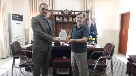 Dean of the Faculty of Engineering receives the shield of the international scientific conference on water