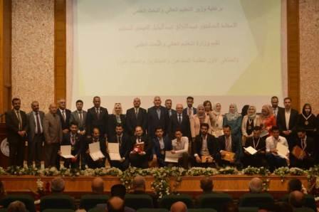 Minister of Higher Education and Scientific Research honors a number of engineering students during the first forum for creative and innovative students