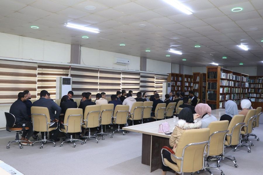زيارة علمية إلى مكتبة الكلية لطلبة المرحلة الرابعة قسم علوم القرآن والتربية الإسلامية 