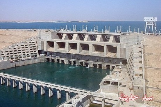 Terrifying images show the massive decrease in water storage in the Haditha Dam